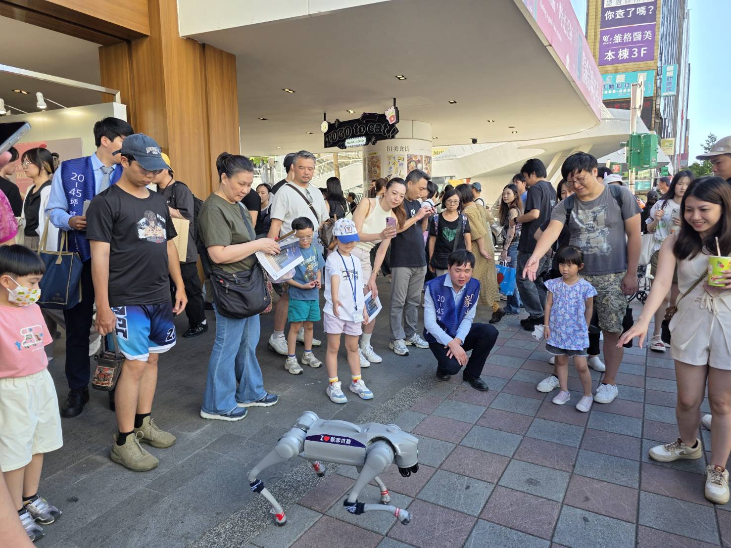 三司財庫官廟補財庫 建商創意出奇招！捷運站周邊出現「機器狗」